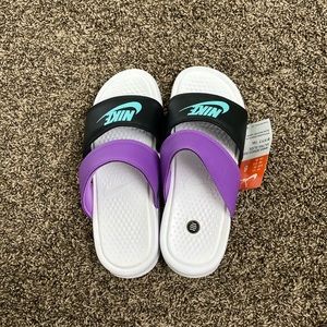 brand new nike slides, tag still attached!!